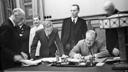 Pactul Molotov-Ribbentrop, oficial Tratatul de neagresiune între Germania și Uniunea Republicilor Sovietice Socialiste, a fost un pact de neagresiune între Germania nazistă și Uniunea Sovietică, cu un protocol secret care împărțea între ele statele suverane din Europa Centrală și de Est: Polonia, Lituania, Letonia, Estonia, Finlanda și România. Pactul a fost semnat la Moscova, la 23 august 1939, de către ministrul german de externe Joachim von Ribbentrop și ministrul sovietic de externe Viaceslav Molotov.