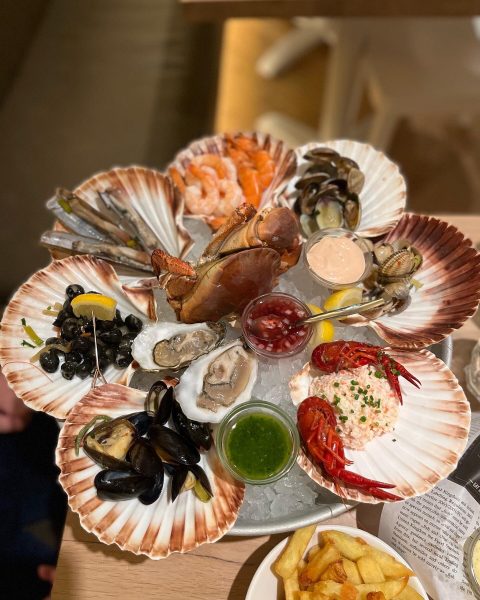În Olanda, industria fructelor de mare este localizată în principal în localități precum Urk, IJmuiden și Den Haag (Haga)/Scheveningen/Katwijk, regiuni pentru prelucrarea și comerțul cu pește. Industria crustaceelor este concentrată în principal în jurul orașului Yerseke (provincia Zeeland). O serie de întreprinderi sunt situate în zona portului Rotterdam și a aeroportului Schiphol (Amsterdam). Aproximativ jumătate din prelucrare are loc la sediul întreprinderii. Un sfert are loc la societăți olandeze (afiliate). Restul activităților de prelucrare sunt efectuate în străinătate.