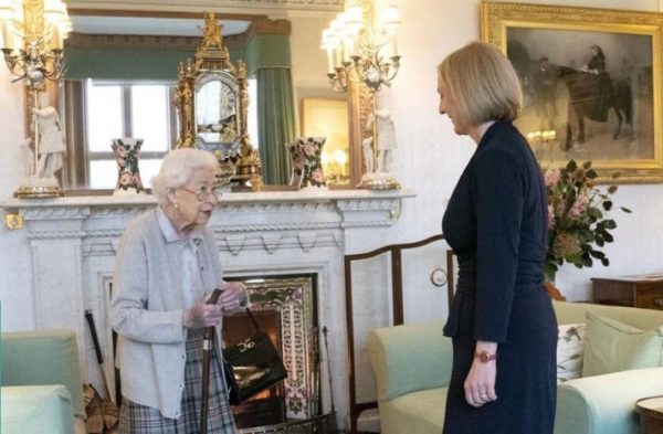 Regina Elizabeth înainte de a muri a dezvăluit că efectul Covid a lăsat-o "foarte obosită și epuizată" după ce a luat virusul mai devreme. lua parte la o vizită virtuală la spital când și-a descris experiența unui fost pacient cu virus, al cărui tată și frate au murit din cauza bolii.Planurile în cazul decesului reginei Elisabeta a II-a au fost meticuloase; au fost revizuite și actualizate în mod regulat. Cu două zile înainte, sprijinindu-se puternic pe un baston, dar cu acel zâmbet familiar, a numit-o pe Liz Truss, cel de-al 15-lea și ultimul său prim-ministru britanic. Simon Case, secretarul cabinetului, și Sir Edward Young, secretarul privat al reginei, urmau să asigure legătura între palat și Downing Street.