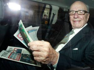 Rupert Murdoch a construit un imperiu media care include postul de televiziune prin cablu Fox News, ziarele The Times of London , The Sun, The Wall Street Journal. El a demisionat din funcția de președinte în septembrie 2023.
