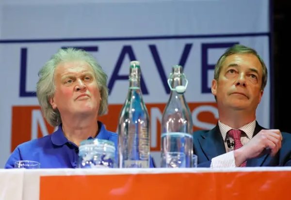 Nigel Farage și Tim Martin sunt amândoi politicieni britanici care au făcut campanie pentru Brexit. Farage este fostul lider al Partidului Independenței Regatului Unit (UKIP), în timp ce Martin este președintele lanțului de puburi Wetherspoons.