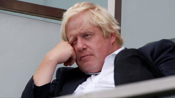 Boris Johnson a fost un mare susținător al vaccinului COVID-19 de la AstraZeneca. El a spus că este un vaccin sigur și eficient și că ar încuraja pe toată lumea să îl facă. În martie 2021, Agenția Europeană pentru Medicamente (EMA) a anunțat că există o posibilă legătură între vaccinul AstraZeneca și cheaguri de sânge rare. Ca urmare, unele țări au suspendat utilizarea vaccinului.