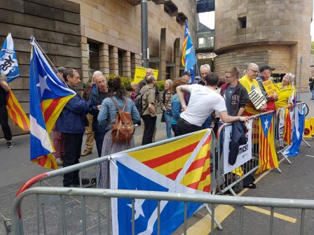 Catalana are un sistem de conjugare verbală mai extins și mai complicat decât spaniola. De asemenea, catalana păstrează mai multe caracteristici latine, ceea ce o apropie de rădăcinile sale străvechi. De asemenea, catalana păstrează genul neutru pentru substantive, pe care spaniola l-a pierdut. Accentul cuvintelor: Accentul cuvintelor în catalană este mai puțin previzibil decât în spaniolă.