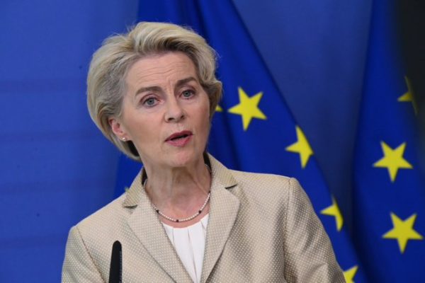 Ursula Gertrud von der Leyen este un medic și politician german care ocupă, din 2019, cea de-a 13-a funcție de președinte al Comisiei Europene. Ea a făcut parte din guvernul federal german între 2005 și 2019, ocupând funcții succesive în cabinetul Angelei Merkel, cel mai recent fiind ministru al apărării.