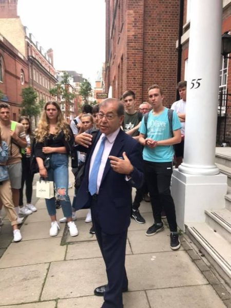 Alper Mehmet MVO este un fost diplomat britanic și unul dintre primii doi ambasadori ai Regatului Unit pentru minoritățile etnice, alături de Anwar Choudhury.