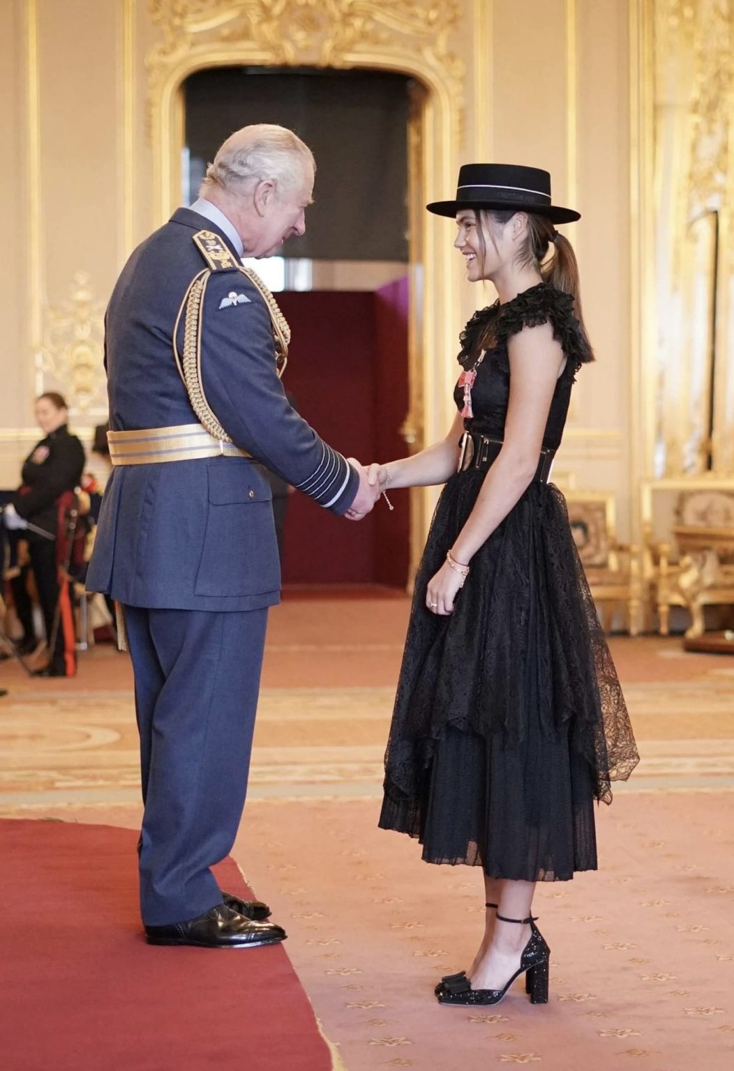 Emma Răducanu este acum membră a Ordinului Imperiului Britanic (MBE). La Castelul Windsor, Regele Carol i-a acordat lui Răducanu distincția MBE pentru serviciile aduse tenisului.