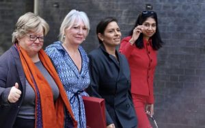 Prim-ministrul Boris Johnson a ales cel mai divers cabinet etnic pe care Regatul Unit l-a avut vreodată, Sajid Javid devenind Cancelar al Fiscului; Priti Patel ca ministru de interne; Alok Sharma ca secretar de dezvoltare internațională; Rishi Sunak ca secretar șef al Trezoreriei; James Cleverley ca președinte al partidului și Kwasi Kwarteng ca ministru pentru afaceri, energie și strategie industrială. Acești miniștri de etnie neagră, asiatică și minoritară (BAME) reprezintă 18% din cabinet. Potrivit Institutului pentru Guvernare, au existat vreodată doar cinci membri cu drepturi depline în cabinet din astfel de medii. Aproximativ 14% din populația din Anglia și Țara Galilor provine din medii minoritare etnice, conform recensământului din 2011. În plus, opt din cele 33 de posturi (24%) din cabinetul domnului Johnson - inclusiv cele care nu sunt membri cu drepturi depline - au revenit femeilor. Aceasta este puțin mai mică decât Cabinetul Theresei May din 2016 și Cabinetul lui Gordon Brown din 2007, care ambele au obținut 30% femei, și este încă mult mai puțin decât se aștepta, având în vedere că femeile și fetele reprezintă 51% din populație (Anglia și Țara Galilor), conform la recensământul din 2011. Criticii au susținut că cabinetul domnului Johnson este elitist, 64% dintre cei care frecventează cabinetul de la școli cu taxă și 48% au urmat fie universitățile din Oxford, fie din Cambridge, au citat BBC, potrivit cifrelor de la tTe Sutton Trust. Membrii anteriori ai cabinetului BAME Potrivit Institutului pentru Guvernare, au fost doar cinci membri cu drepturi depline al cabinetului BAME: Paul Boateng, secretar-șef al Trezoreriei sub Tony Blair Valerie Amos, secretar pentru dezvoltare internațională și lider al Camerei Lorzilor sub Tony Blair Sayeeda Warsi, ministru fără portofoliu sub David Cameron Sajid Javid, secretar de stat pentru cultură, mass-media și sport și secretar de stat pentru afaceri, inovare și competențe sub David Cameron, precum și secretar de stat pentru locuințe, comunități și administrație locală și ministru de interne sub conducerea Theresa May Priti Patel, secretar de stat pentru dezvoltare internațională sub Theresa May În plus, Patricia Scotland a participat la cabinet în calitate de procuror general, iar Sadiq Khan a participat când responsabilitățile sale ministeriale ca ministru al transporturilor erau pe ordinea de zi - ambele sub conducerea lui Gordon Brown.