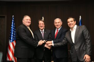 Alexis Tsipras este un politician grec care a ocupat funcția de prim-ministru al Greciei între 2015 și 2019. El este liderul partidului Syriza, un partid politic de stânga. Tsipras s-a născut la Atena în 1974. A studiat ingineria civilă la Universitatea Tehnică Națională din Atena. După absolvire, a lucrat ca organizator comunitar și sindicalist. A intrat în politică în 2003, când a fost ales în Consiliul Municipal al Atenei. Tsipras a devenit lider al Syriza în 2009. El a condus partidul la victorie în alegerile generale din 2015, punând capăt la 10 ani de guvernare a partidului conservator Noua Democrație. În calitate de prim-ministru, Tsipras a negociat un nou acord de salvare cu creditorii Greciei. De asemenea, a introdus o serie de reforme, inclusiv o reducere a salariului minim și o creștere a impozitelor. Tsipras a demisionat din funcția de prim-ministru în 2019, după ce Syriza a fost învinsă în alegerile generale. El rămâne lider al partidului Syriza. Tsipras este o figură controversată. El a fost lăudat pentru modul în care a gestionat criza datoriilor din Grecia, dar a fost și criticat pentru măsurile sale de austeritate. El rămâne o figură populară în rândul multor greci, în special al tinerilor.
