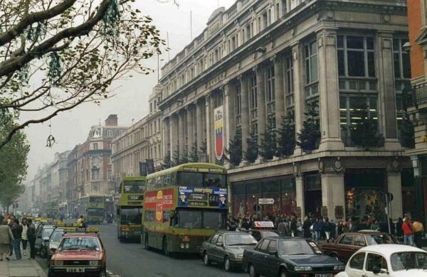 Înainte de aderarea la Uniunea Europeană, Irlanda era o țară relativ săracă și subdezvoltată. Avea o istorie de emigrare, deoarece mulți irlandezi au plecat pentru a găsi locuri de muncă în Anglia, mai ales în industria construcțiilor. Economia se baza în mare parte pe agricultură și exista un nivel ridicat de șomaj.