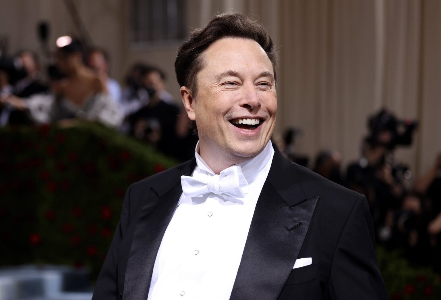 Traiectoria politică a lui Elon Musk seamănă cu cea a lui Donald Trump. Miliardarul „absolutist cu libertatea de exprimare” a promis că va veni în ajutorul utilizatorilor vizați pentru ceea ce scriu pe platforma lui.