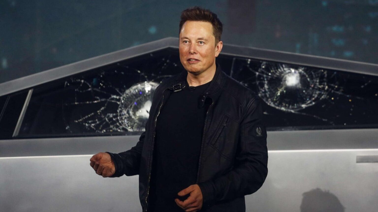 Elon Musk nu mai este cel mai bogat om din lume, după o scădere bruscă a valorii acțiunilor sale la compania de mașini electrice Tesla în acest an.