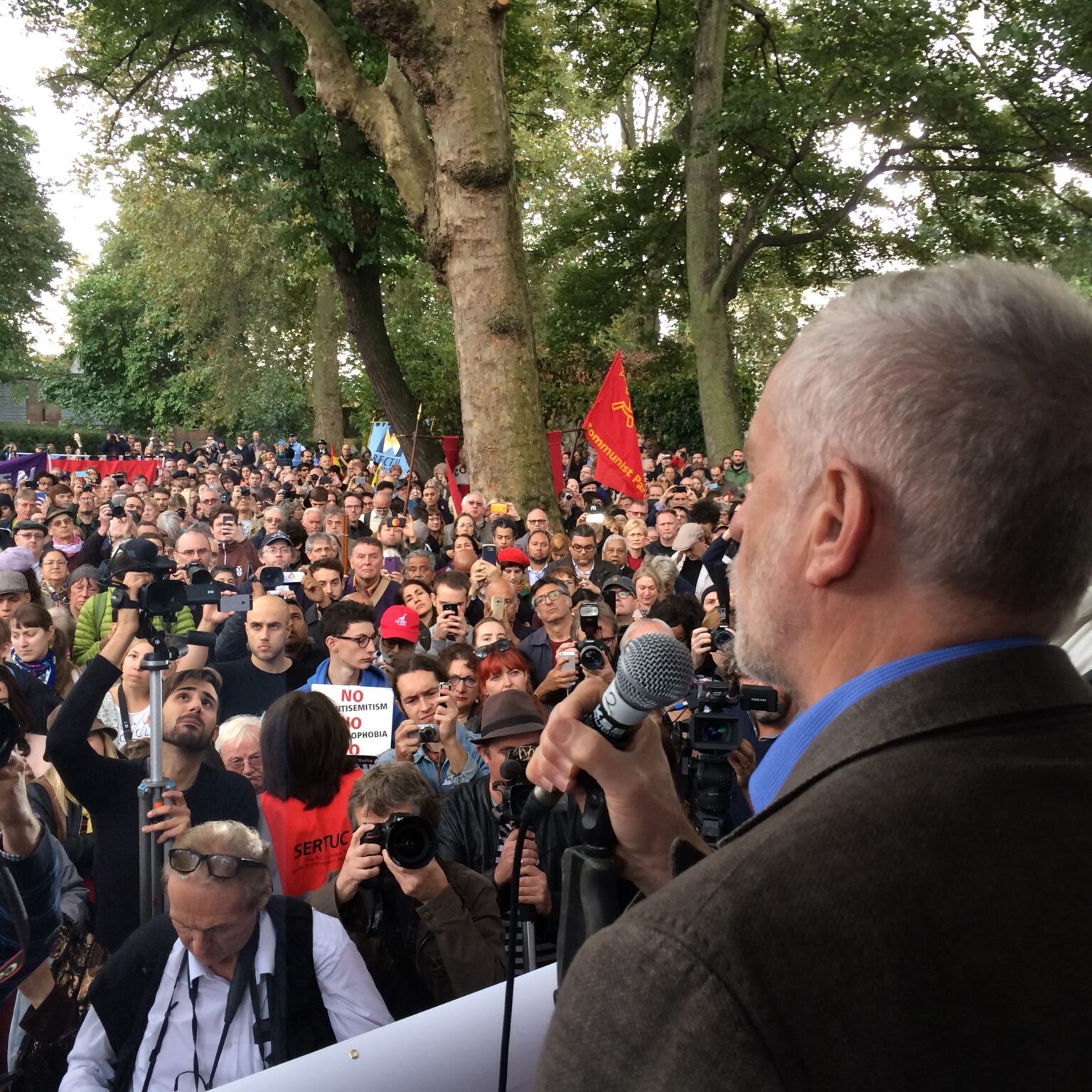 Jeremy Bernard Corbyn este un politician britanic care a ocupat funcția de lider al opoziției și lider al Partidului Laburist din 2015 până în 2020. Aflat în stânga politică a Partidului Laburist, Corbyn se descrie ca fiind socialist. El este deputat în Parlamentul din Islington North din 1983.