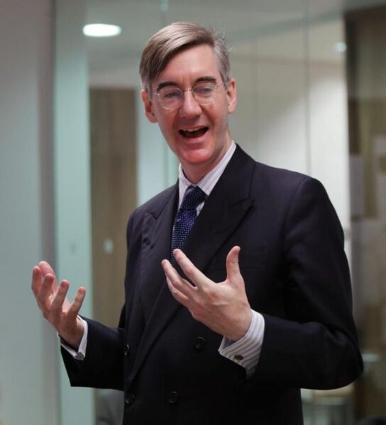 Jacob Rees-Mogg a fost făcut Cavaler Bachelor de către Boris Johnson în urma demisiei sale din funcția de prim-ministru în septembrie 2022 pentru minciună și corupție.