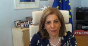 Comisarul pentru sănătate al Uniunii Europene, Stella Kyriakides, și UE au dat contractul către Moderna pentru doze de vaccinul său împotriva COVID-19
