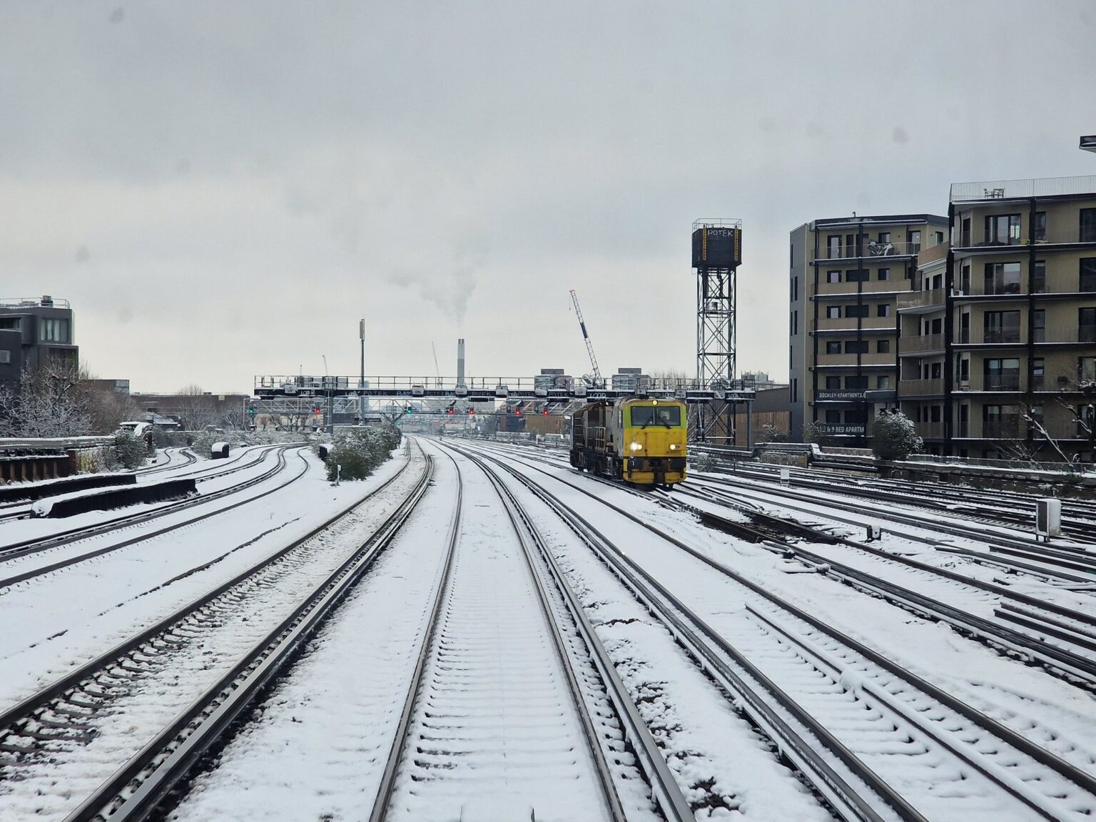 Pe vreme foarte troienită, când zăpada are o adâncime mai mare de 30 cm, trenurile nu pot circula în siguranță decât dacă sunt echipate cu pluguri de zăpadă.