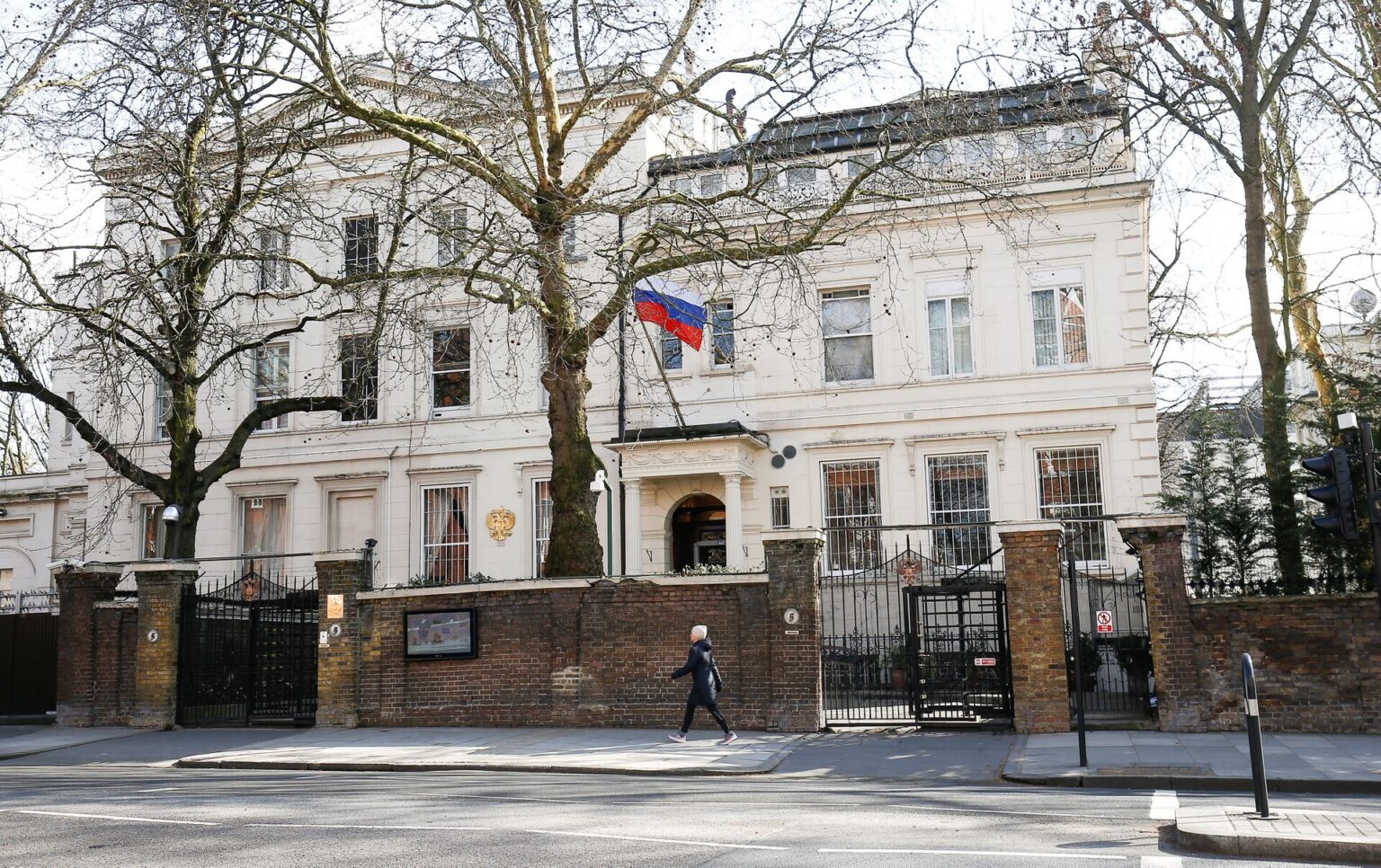 Ambasada Imperiului Rus era situată la Chesham Place, Belgravia, aceasta a funcționat apoi ca Ambasada Noii Uniuni Sovietice din 1924 până în 1927. Relațiile diplomatice au fost suspendate în perioada 1927–1929, iar după reluarea lor, guvernul sovietic s-a mutat în diverse clădiri din Grădinile Palatului Kensington. În urma dizolvării URSS, Federația Rusă a moștenit fostele proprietăți sovietice din Marea Britanie. Dar acest lucru nu a fost recunoscut de Ucraina și în 1999 a inițiat un litigiu, care, ca și în cazul celor mai multe foste ambasade sovietice din lume, a lăsat această situație nerezolvată. Deși anterior, Federația Rusă și-a putut înregistra drepturile de proprietate, de atunci și-a pierdut drepturile de vânzare sau închiriere. Datorită agresiunii ruse împotriva Ucrainei, guvernul britanic analizează posibilitatea de a o ocupa.