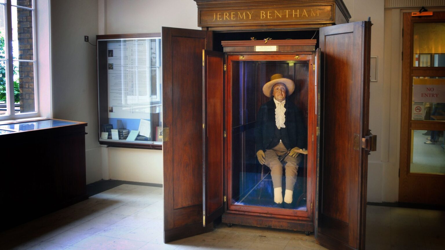 De ce a creat Jeremy Bentham utilitarismul? Utilitarienii clasici, Bentham și Mill, erau preocupați de reforma juridică și socială. Dacă ceva ar putea fi identificat ca motivația fundamentală din spatele dezvoltării utilitarismului clasic, ar fi dorința de a vedea legile și practicile sociale inutile, corupte schimbate.