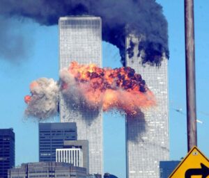 Două avioane s-au prăbușit în Turnurile Gemene ale World Trade Center din New York City, provocând prăbușirea ambelor turnuri. Un al treilea avion se prăbușește în Pentagon, chiar lângă Washington, DC