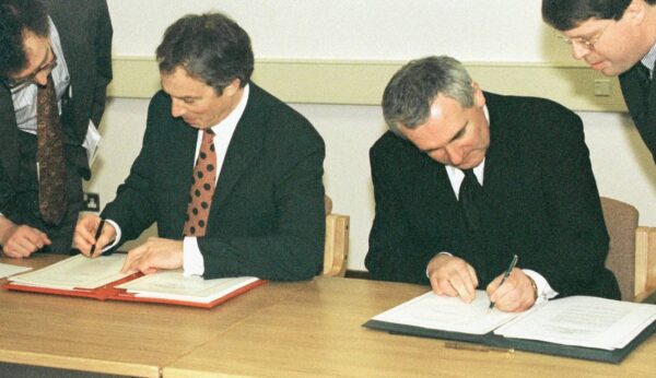 Fostul prim-ministru britanic Tony Blair și fostul taoiseach Bertie Ahern au semnat Acordul de la Belfast.
