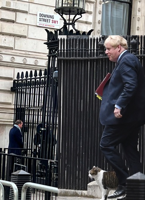 Guto Harri este un radiodifuzor, scriitor și consultant în comunicare strategică din Țara Galilor. Cel mai recent a ocupat funcția de director de comunicații Downing Street, fiind numit de Boris Johnson în februarie 2022. Harri a petrecut 18 ani ca jurnalist la BBC.