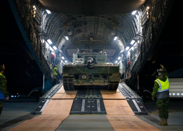 Fotografii de la sosirea în Europa a primului Leopard 2A4 Canada donează Ucrainei.Donarea a patru tancuri de luptă principale Leopard 2A4 va ajuta Ucraina să-și apere suveranitatea de agresiunea rusă.