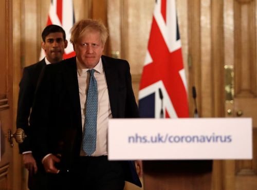 Parlamentarii conservatori au intensificat apelurile pentru ca guvernul să reducă taxele după ce gigantul farmaceutic AstraZeneca a trecut cu vederea Marea Britanie pentru o nouă fabrică de medicamente de 320 de milioane de lire sterline.Sir Pascal Soriot, directorul executiv al companiei, a declarat că dorește să construiască o nouă fabrică în apropierea amplasamentelor sale existente în nord-vestul Angliei, dar „pentru că rata de impozitare era descurajatoare” a ales Dublinul. Rata impozitului pe corporații din Marea Britanie urmează să crească de la 19% la 25% în aprilie, în timp ce o schemă de reducere a impozitelor pentru întreprinderi este de așteptat să se încheie, iar sprijinul energetic va începe să scadă. Deputatul conservator John Redwood a postat pe Twitter: „Decizia AstraZeneca de a investi în Irlanda, nu în Regatul Unit, deoarece cotele noastre de impozitare sunt prea mari, arată cât de dăunătoare este politica fiscală guvernamentală. „Impozitele mari distrug locurile de muncă și au ca rezultat mai puține venituri fiscale”. Dl Redwood a spus că noul ministru al științei, Michelle Donelan, „trebuie să spună Trezoreriei că nu-și poate face treaba cu cote mari de impozitare și taxe suplimentare, trimițând oameni și bani în străinătate”.