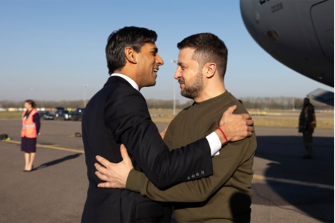 Prim-ministrul Marii Britanii, Rishi Sunak, i-a îmbrățișat călduros Președintele Ucrainei, Volodimir Zelenski, când a sosit pe aeroportul Stansted