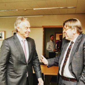 Sir Anthony Charles Lynton Blair KG este un fost politician britanic care a fost prim-ministru al Regatului Unit din 1997 până în 2007 și lider al Partidului Laburist între 1994 și 2007.