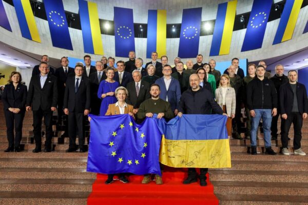 Președintele Consiliului European Charles Michel, președintele Comisiei Europene Ursula von der Leyen și diplomatul șef al UE Josep Borrell s-au întâlnit cu președintele Ucrainei Volodymyr Zelenskyy, precedate de consultări între Comisia Europeană și guvernul ucrainean.