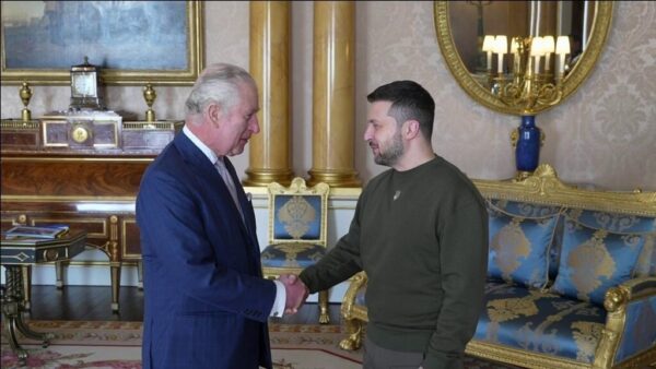 Președintele ucrainean Volodimir Zelenski s-a întâlnit cu regele Carol al III-lea la Palatul Buckingham, după ce a ținut astăzi o alocuțiune în fața Parlamentului.
