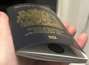 Trebuie să aplicați dacă ultimul pașaport din Regatul Unit a fost eliberat înainte de 1 ianuarie 1994. Puteți utiliza pașaportul pentru copil până când expiră, chiar dacă aveți peste 18 ani. Un pașaport pentru adulți este valabil 10 ani.