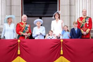Prințul și prințesa de Wales și copiii lor, prințul George, prințesa Charlotte și prințul Louis, se pare că vor fi la balcon cu regele și regina, pe lângă prințesa Anne, soțul ei, viceamiralul Sir Tim Laurence