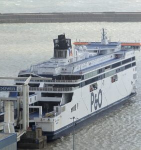 Feriboturile din Dover sunt o modalitate populară de a călători între Anglia și Franța, deoarece oferă o modalitate rapidă și convenabilă de a traversa Canalul Mânecii. Timpul de traversare de la Dover la Calais este de obicei de aproximativ 1 oră și 30 de minute.