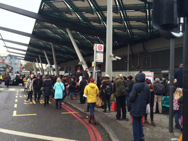 Stația Finsbury Park este o stație intermodală de schimb din nordul Londrei. Aceasta deservește o serie de servicii de transport feroviar național, de metrou din Londra și de autobuz. Stația este a treia cea mai aglomerată stație de metrou din afara zonei 1, cu peste 33 de milioane de pasageri care au folosit-o în 2019. Stația poartă numele parcului Finsbury Park din apropiere, unul dintre cele mai vechi parcuri victoriene din Londra, deschis în 1869. Intersecția este formată dintr-o stație de cale ferată națională, o stație de metrou din Londra și două stații de autobuz, toate interconectate. Principalele intrări se află lângă stația de autobuz estică, în Station Place. Casa de bilete a National Rail de aici se află între o intrare marcată cu simbolul rotund al metroului, în timp ce cealaltă este marcată cu simbolul National Rail și oferă acces direct la platformele liniei principale. Stația este deservită de liniile Piccadilly și Victoria și se află în zona 2 Travelcard. De asemenea, este deservită de o serie de servicii feroviare naționale, inclusiv East Coast Main Line, Northern City Line și Thameslink.