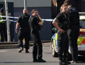 Poliția a blocat centrul orașului Nottingham și a suspendat rețeaua de tramvaie pentru a face față unui "incident grav". Șase străzi din jurul orașului și din suburbii sunt închise și serviciile de tramvai au fost anulate, în timp ce ambulanțe, mașini de pompieri și ofițeri specializați îmbrăcați în veste antiglonț și căști de protecție se află la fața locului. Ofițeri de legătură interagenții naționale (NILO) - parte a unei forțe de elită înființată în urma atentatului de la Manchester Arena.