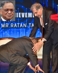 Narayana Murthy, socrul lui Rishi Sunak, se apleacă la picioarele lui Ratan Tata - Tata Group, proprietarul gigantului auto Jaguar Land Rover.