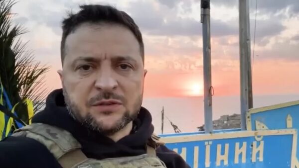 Volodymyr Zelensky a postat o înregistrare video în care se vede vizitând Insula Șerpilor, care a devenit un simbol al rezistenței ucrainene împotriva Rusiei și a lui Valdimir Putin.