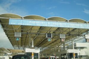 Spațiul Schengen este un spațiu fără frontiere interne, un spațiu în interiorul căruia cetățenii și numeroși cetățeni din afara UE care se află în mod legal în UE pot circula liber fără a fi supuși controalelor la frontieră. Din 1985, s-a extins treptat și cuprinde aproape toate statele membre ale UE și câteva țări asociate din afara UE. Deși și-au abolit frontierele interne, țările Schengen au înăsprit controalele la frontiera externă comună, pe baza unor norme Schengen comune, pentru a asigura securitatea celor care locuiesc sau călătoresc în spațiul Schengen.