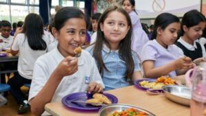 Școlile ar trebui să se asigure că există aranjamente astfel încât uniformele școlare second-hand să fie disponibile pentru toți părinții. Verificați dacă copilul dvs. poate beneficia de mese gratuite la școală și aflați cum să depuneți o cerere pe site-ul web al autorității locale.