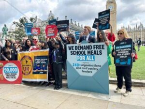 Au existat proteste împotriva politicienilor din Parlament și a Partidului Conservatorde a oferi mese gratuite la școală printr-o campanie condusă de fotbalistul Marcus Rashford. 