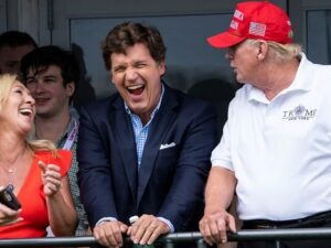 Donald Trump și Tucker Carlson au depins de o relație reciprocă cu Rupert Murdoch și postul de televiziune Fox News din SUA.