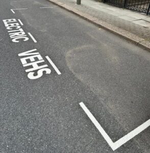 Proprietarii de locuințe și autoritățile locale pot obține asistență pentru acoperirea costurilor de instalare a punctelor de încărcare a vehiculelor electrice