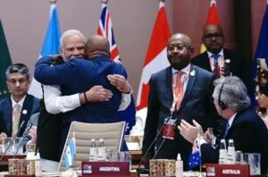 Prim-ministrul indian Narendra Modi l-a întâmpinat sâmbătă pe actualul președinte al UA, președintele Comorelor, Azali Assoumani, cu o îmbrățișare la summitul G20 pe care țara sa îl găzduiește, spunând că este "exaltat"