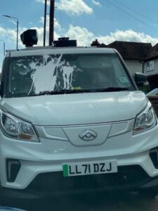 A avut loc un val de atacuri asupra camerelor de luat vederi în semn de protest față de extinderea zonei cu emisii foarte scăzute de gaze cu efect de seră la toate cele 32 de cartiere ale capitalei, decisă de primar.