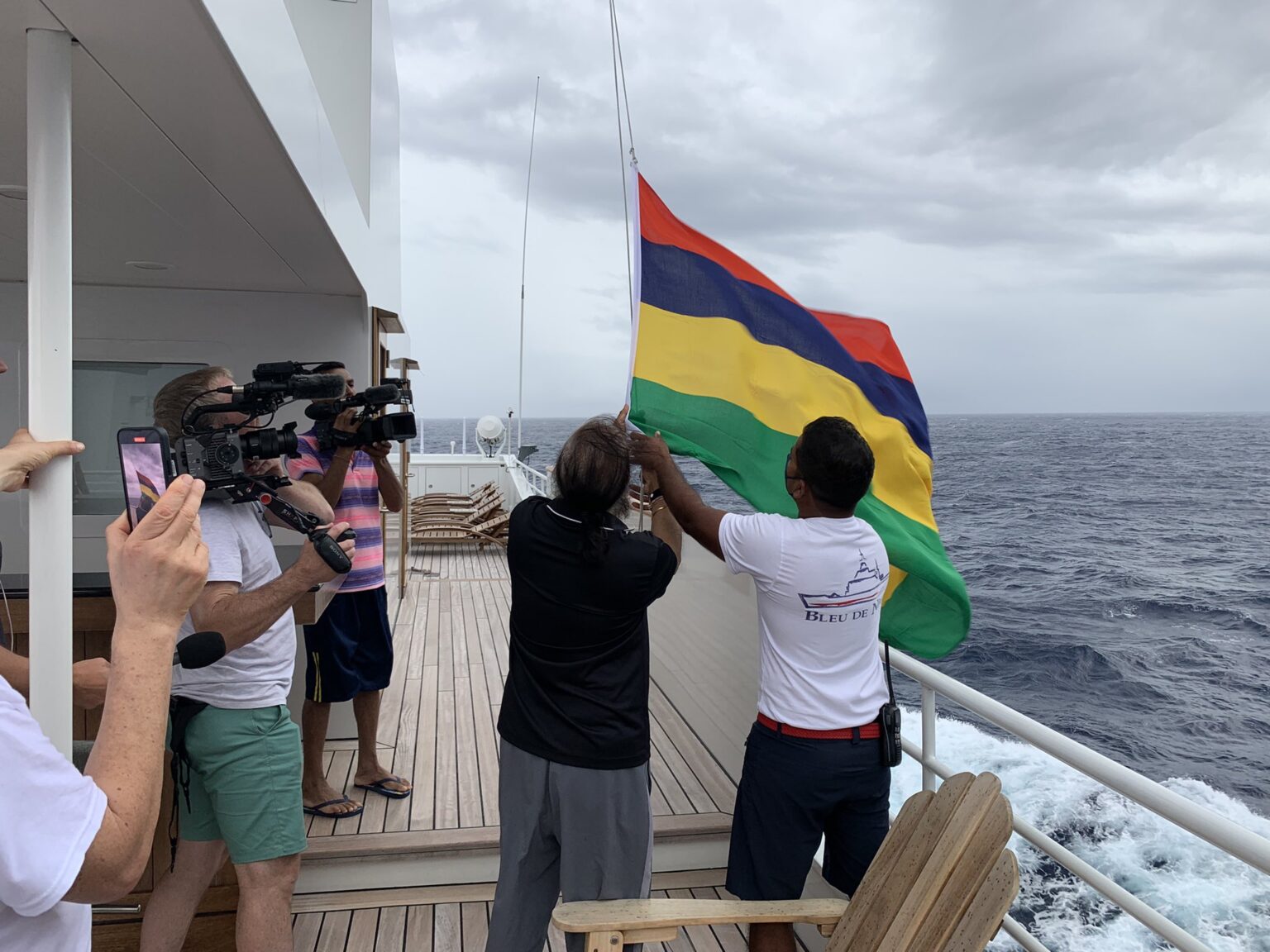 Ridicarea steagului mauritian la bordul primei vizite organizate de guvern în insulele Chagos, care fac obiectul unei dispute. Marea Britanie revendică arhipelagul de peste mări, dar instanțele ONU susțin că Regatul Unit le ocupă ilegal. Actualul prim-ministru al Republicii Mauritius, Pravind Jugnauth, lider al MSM, a fost numit de președinte la 23 ianuarie 2017, în urma demisiei tatălui său și lider al coaliției, Sir Anerood Jugnauth, care a ocupat această funcție în urma victoriei Alianței sale la alegerile generale din 2014. Reședința oficială a prim-ministrului pe durata mandatului său este Clarisse House, iar biroul prim-ministrului se află în Port Louis. Cel mai longeviv prim-ministru în funcție este Anerood Jugnauth, care a deținut funcția de prim-ministru timp de 19 ani.