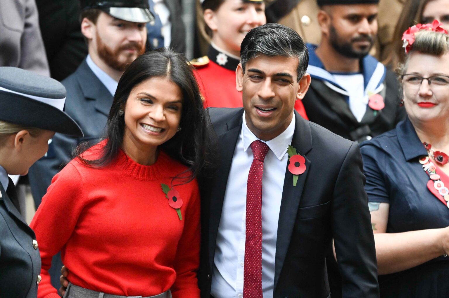 Prim-ministrul Rishi Sunak și soția sa Akshata Murty împreună cu membri ai forțelor armate și voluntari în fața 10 Downing Street, Londra, după ce au cumpărat un mac pentru Royal British Legion Poppy Appeal 2023.