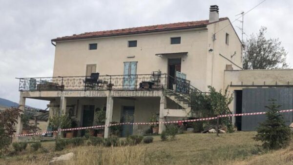 O crimă crudă a avut loc în provincia Chieti , în Casoli: o femeie a fost găsită moartă în casa ei , ucisă de mai multe înjunghiuri în abdomen. Casa este situata in cartierul Verratti, inconjurata de niste case ruinate. O prietenă a femeii a tras un semnal de alarmă, iar la fața locului a sosit imediat procurorul șef Mirvana Di Serio. Chieti , femeie ucisă: soțul ei este de negăsit Femeia pare să fie de origine engleză: nu se știu multe despre obiceiurile ei sau ale soțului ei , dar acesta din urmă se pare că a dispărut . Cadavrul femeii ar fi fost găsit la ora 10.30 în această dimineață, de prietena care nu a reușit să o contacteze de zile întregi.