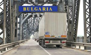 Podul peste Dunăre este un pod din oțel peste fluviul Dunărea, care leagă malul bulgăresc, la sud, de malul românesc, la nord, și de orașele Ruse, Giurgiu.