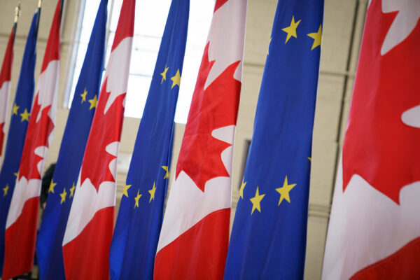 Acordul economic și comercial cuprinzător este un acord de liber schimb între Canada și Uniunea Europeană și statele sale membre. Acesta a fost aplicat cu titlu provizoriu, eliminând astfel 98% din tarifele preexistente între cele două părți. Negocierile au fost încheiate în august 2014.