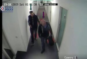 Camerele de supraveghere l-au surprins pe Gheorghe Nica purtând o geantă despre care se crede că ar conține bani când s-a întâlnit cu Ronan Hughes, în stânga, la un hotel